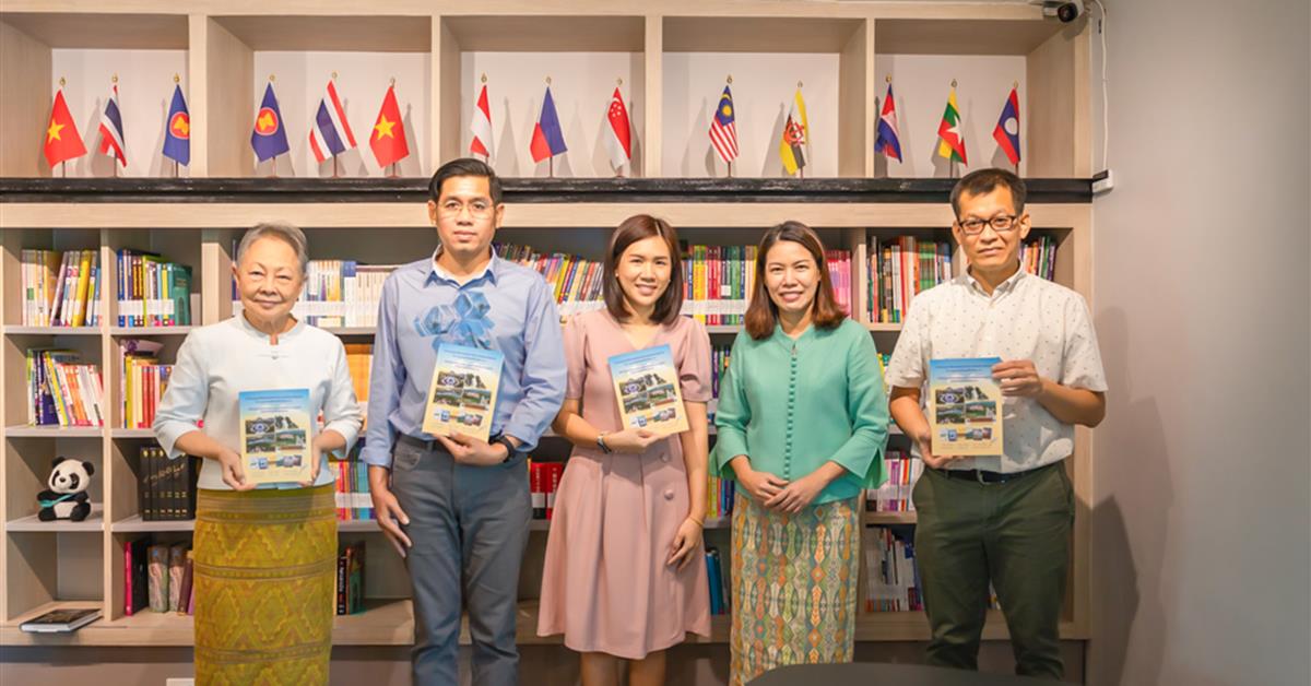 คณะศิลปศาสตร์รับมอบหนังสือ “สารัตถะและกลวิธีนำเสนอสัจจะซ้อนทางสังคมและวัฒนธรรมในวรรณกรรมกวีนิพนธ์ซีไรต์ไทย-ลาว”